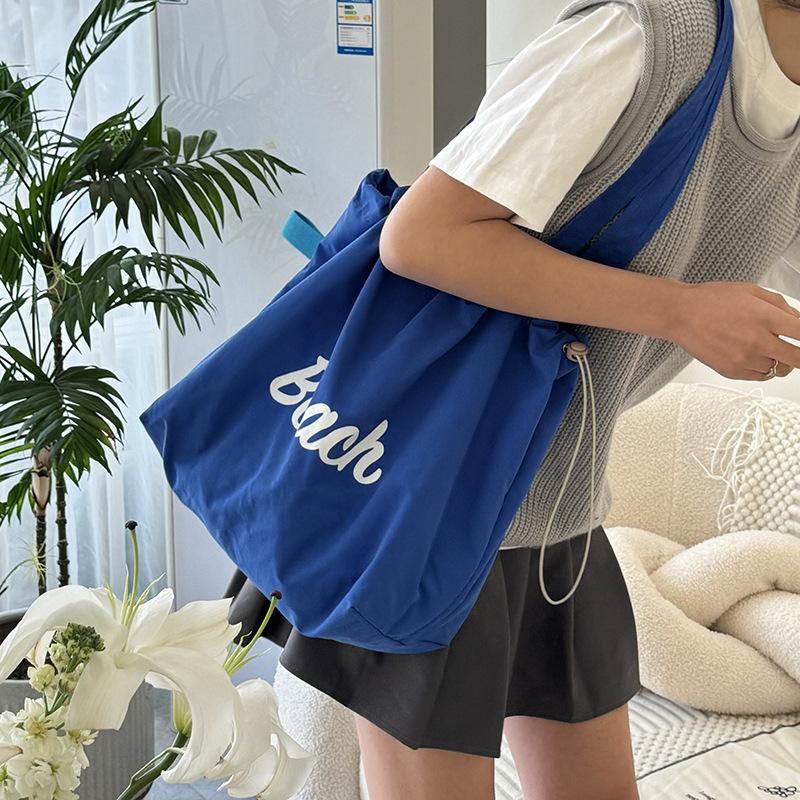 Solid Colour Women s Beach Shoulder Bag Letter Design Ladies Tote Canvas Bags Large Capacity Drawstring Female Shopping Handbag королівський синій колір
Solid Colour Women s Beach Shoulder Bag Letter Design Ladies Tote Canvas Bags Large Capacity Drawstring Female Shopping Handbag королівський синій колір