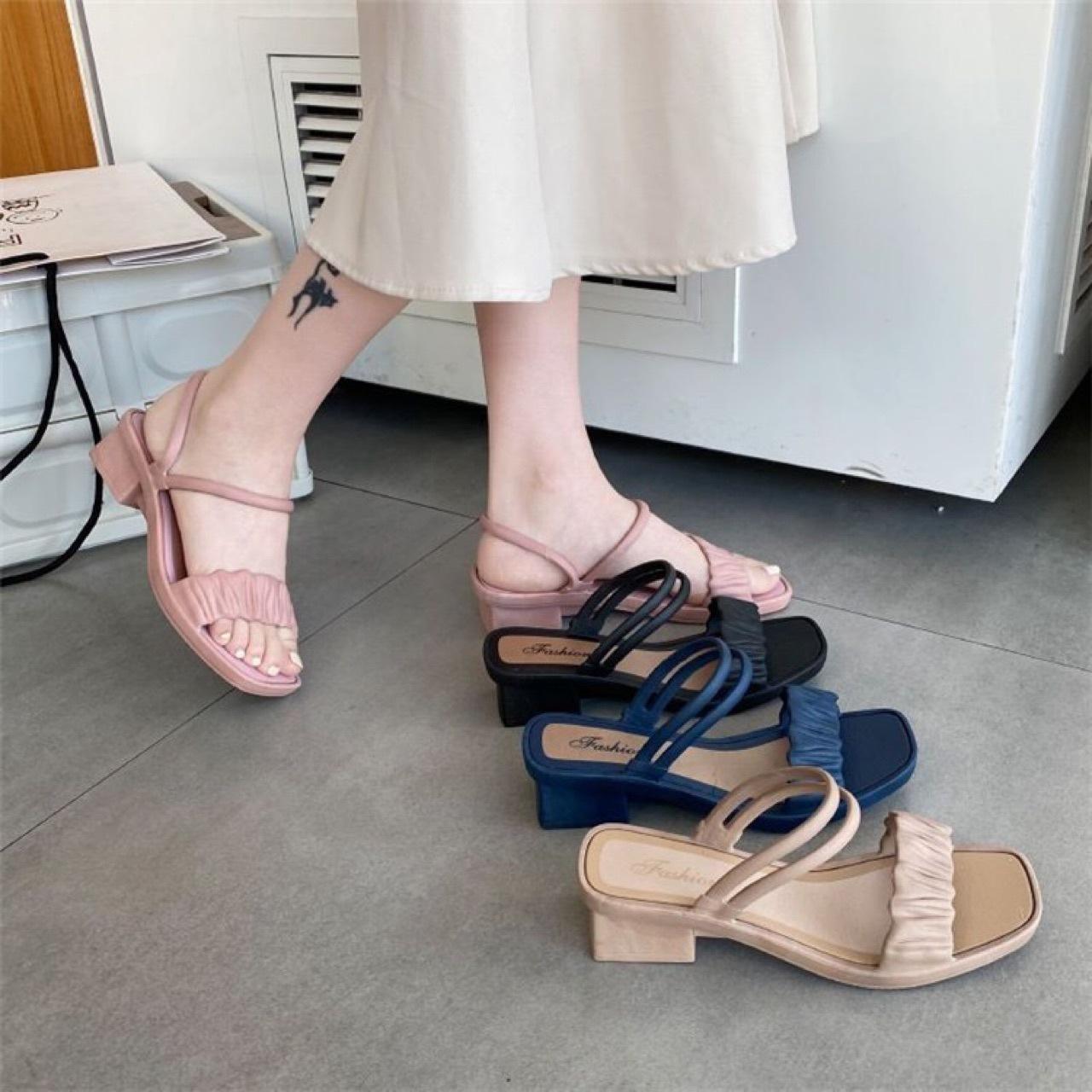Sandals women s summer new one-word slippers dual-purpose high heels wear semi-Korean version fashion versatile fairy style women s shoes 40-41 чорний
Sandals women s summer new one-word slippers dual-purpose high heels wear semi-Korean version fashion versatile fairy style women s shoes 40-41 чорний