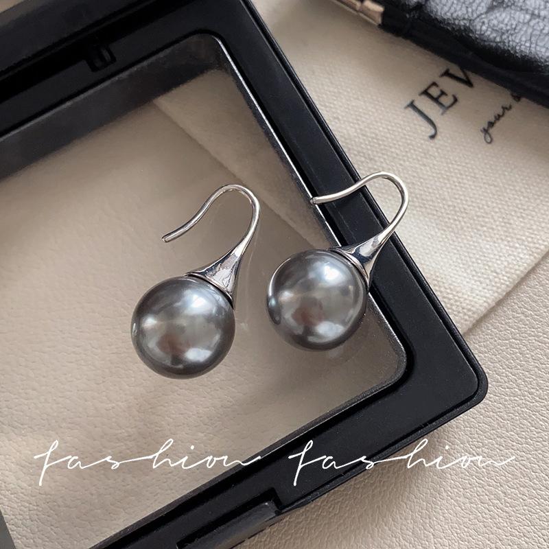 Sterling silver pearl earrings, high-end light luxury ear hook earrings, high heels, pearl earrings, new popular models
Sterling silver pearl earrings, high-end light luxury ear hook earrings, high heels, pearl earrings, new popular models