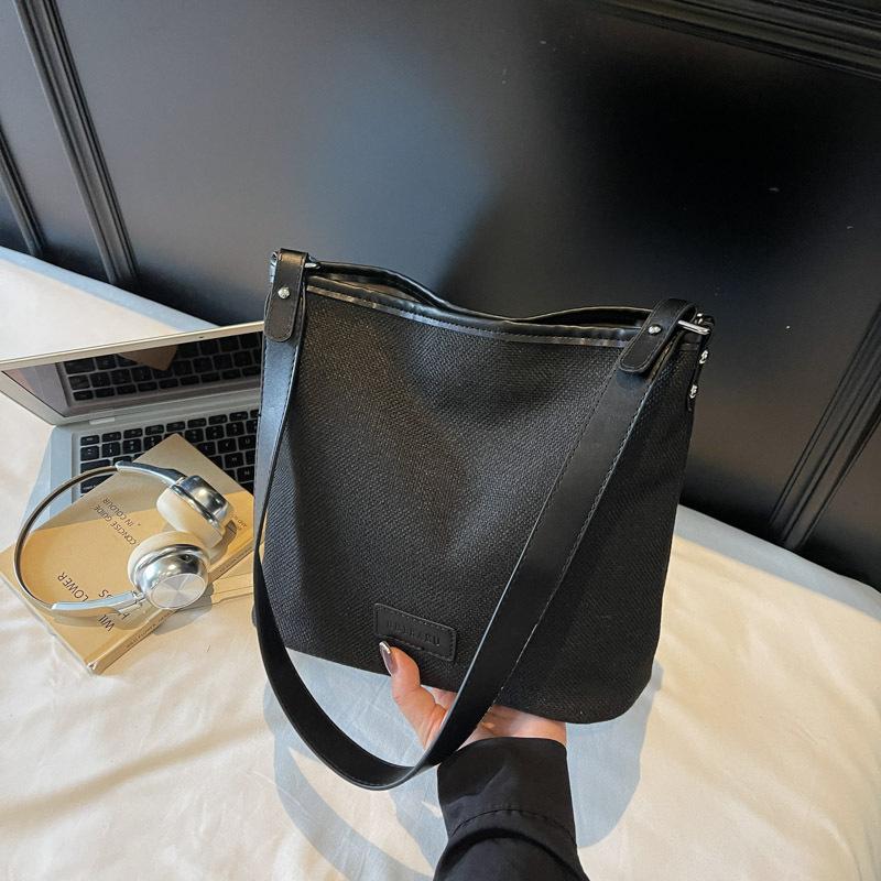 Niche portable bucket bag women s new fashion shoulder bag daily commuter messenger bag чёрный
Niche portable bucket bag women s new fashion shoulder bag daily commuter messenger bag чёрный