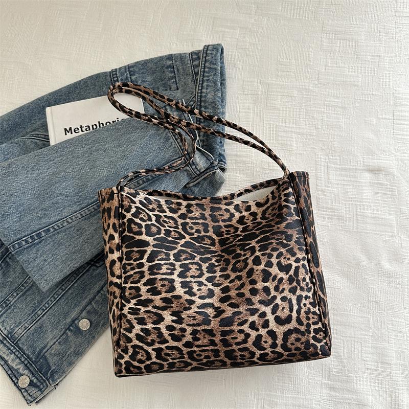 Корейская мода повседневная сумка-тоут женская 2025 осень новая персонализированный леопардовый принт большая вместимость темперамент плечо подмышка сумка коричневый
Корейская мода повседневная сумка-тоут женская 2025 осень новая персонализированный леопардовый принт большая вместимость темперамент плечо подмышка сумка коричневый