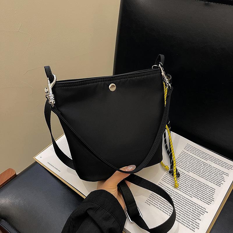 Сумка-ведро Commuter premium sense, женская, 2024 года, простая, нейлоновая, сумка через плечо, универсальная сумка-мессенджер
Сумка-ведро Commuter premium sense, женская, 2024 года, простая, нейлоновая, сумка через плечо, универсальная сумка-мессенджер