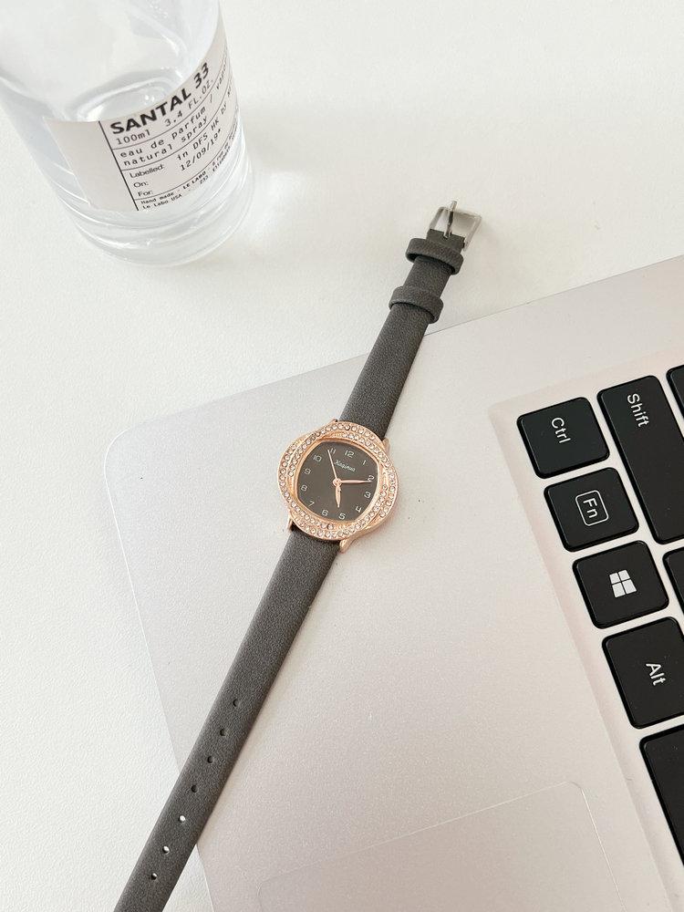 Light Luxury Temperament Niche Retro High-End Watch Women S Gypsy Star Diamond-Encrusted Small Dial Belt Simple Women S Watch чорний
Light Luxury Temperament Niche Retro High-End Watch Women S Gypsy Star Diamond-Encrusted Small Dial Belt Simple Women S Watch чорний