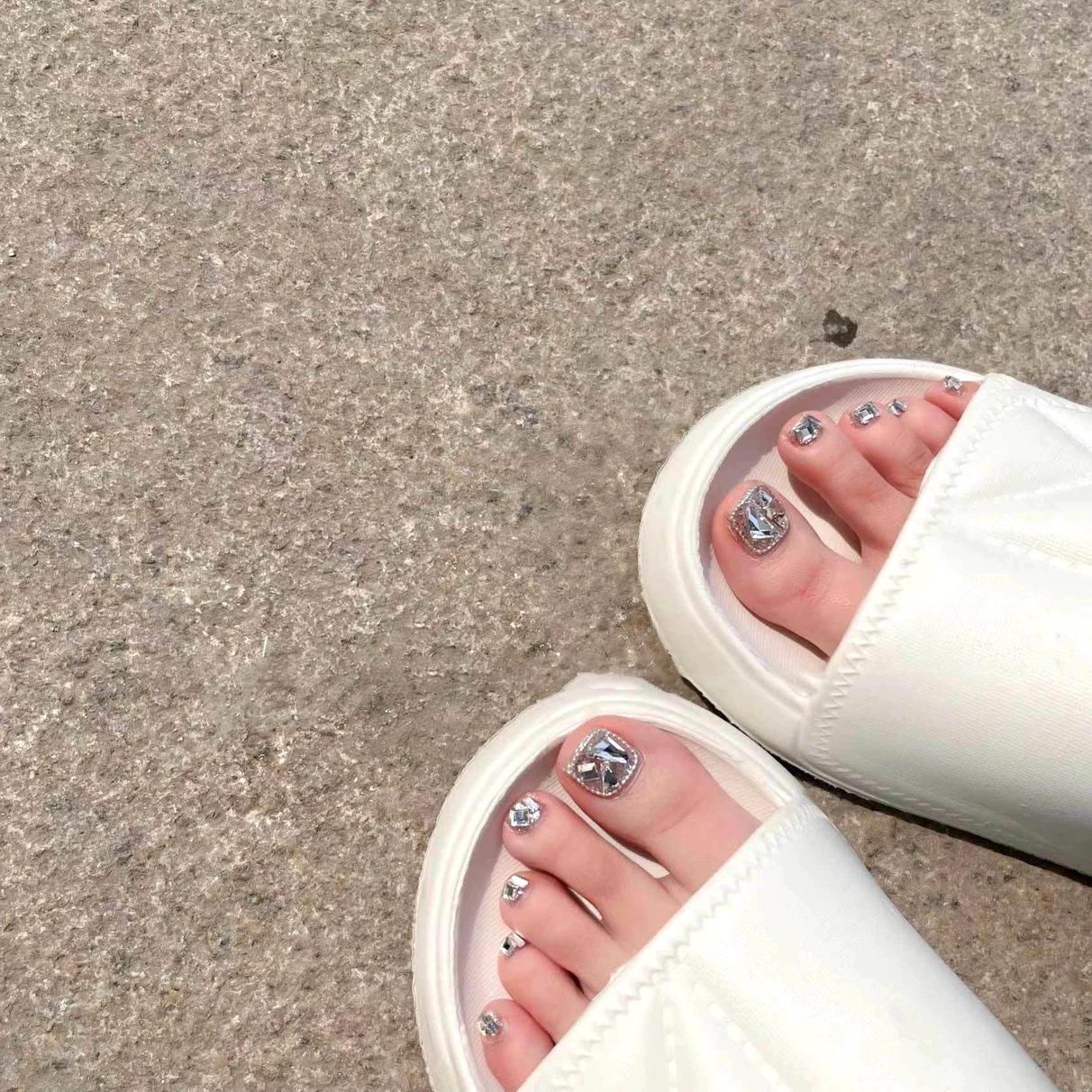 J32 Sparkly Rhinestone Wearable Toenail Patches - Handmade, Removable, Super Sparkly, Light Therapy-Inspired Finished Manicure.
J32 Sparkly Rhinestone Wearable Toenail Patches - Handmade, Removable, Super Sparkly, Light Therapy-Inspired Finished Manicure.