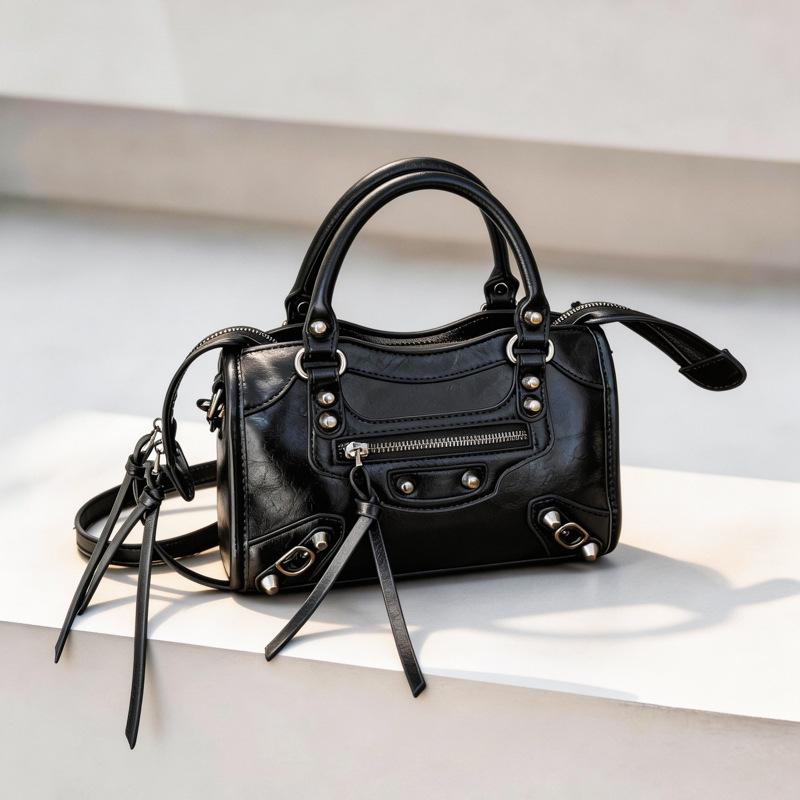 Crossbody Bag with High-end Design, Rivet Tassel Bag, Women s Fashionable Versatile Bag, Niche Design, Hand-held Bill of Lading Shoulder Bag чёрный
Crossbody Bag with High-end Design, Rivet Tassel Bag, Women s Fashionable Versatile Bag, Niche Design, Hand-held Bill of Lading Shoulder Bag чёрный