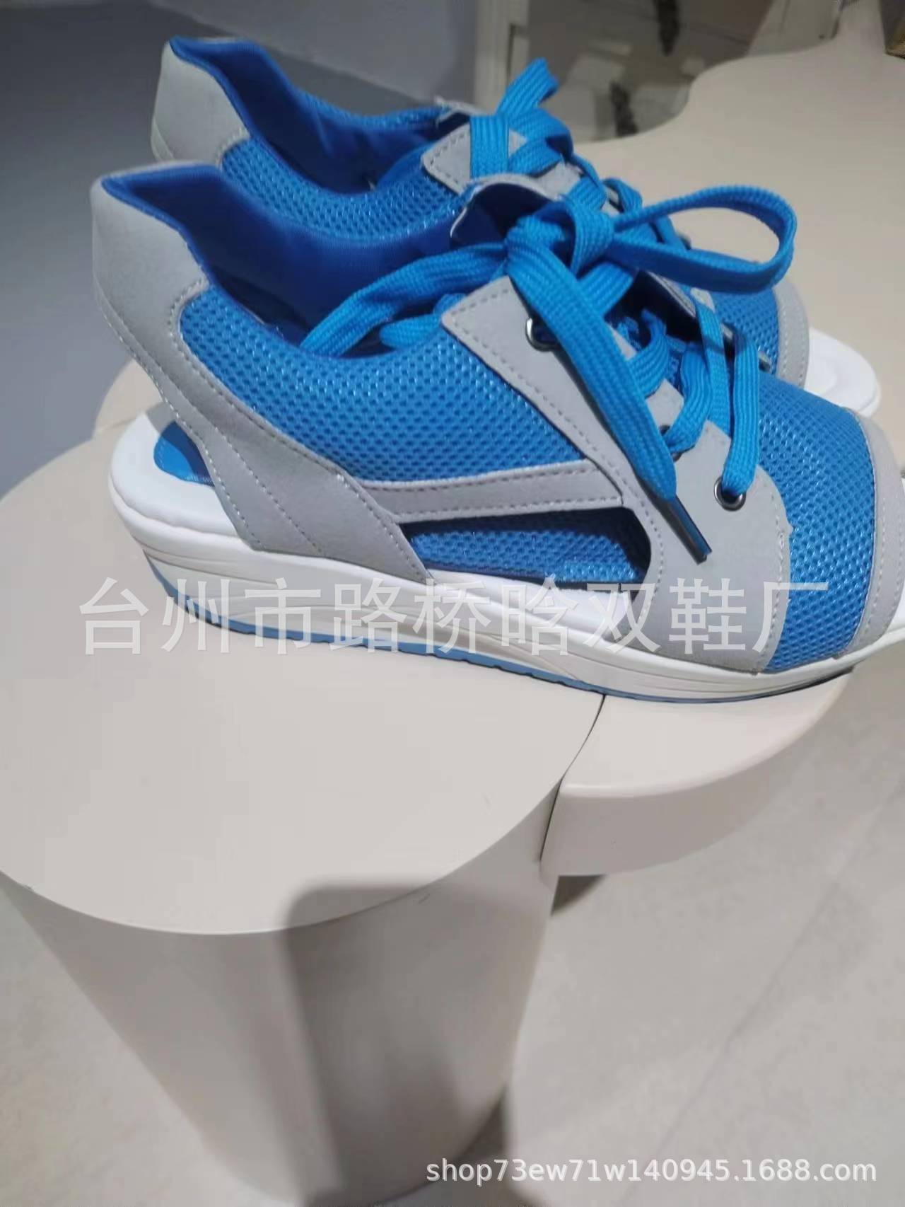 Новые сандалии на платформе с подошвой-маффином, клиновидным каблуком, дышащие туфли-качалки, женская сетчатая обувь, удобная спортивная и повседневная женская обувь 43 синий
Новые сандалии на платформе с подошвой-маффином, клиновидным каблуком, дышащие туфли-качалки, женская сетчатая обувь, удобная спортивная и повседневная женская обувь 43 синий