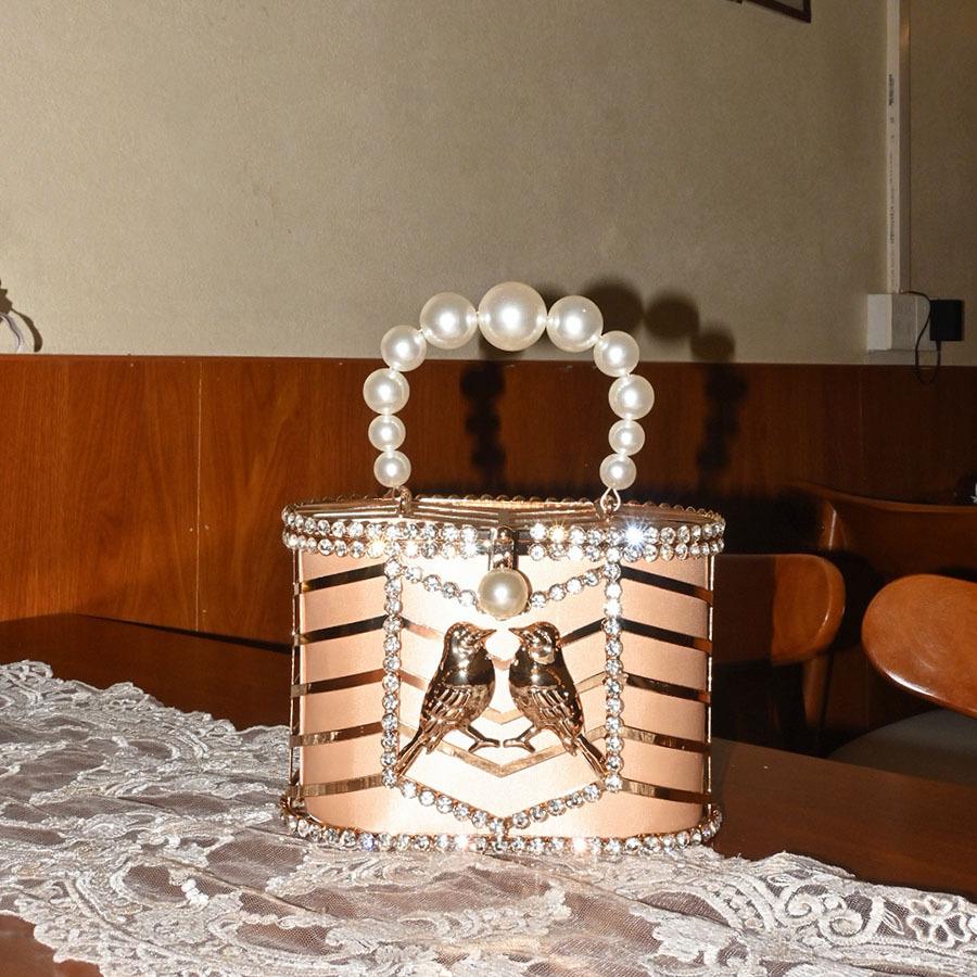 Fashion and simple, mid-life creative bird bucket bag, bird cage bag, hollow versatile pearl handbag, crossbody bag
Fashion and simple, mid-life creative bird bucket bag, bird cage bag, hollow versatile pearl handbag, crossbody bag