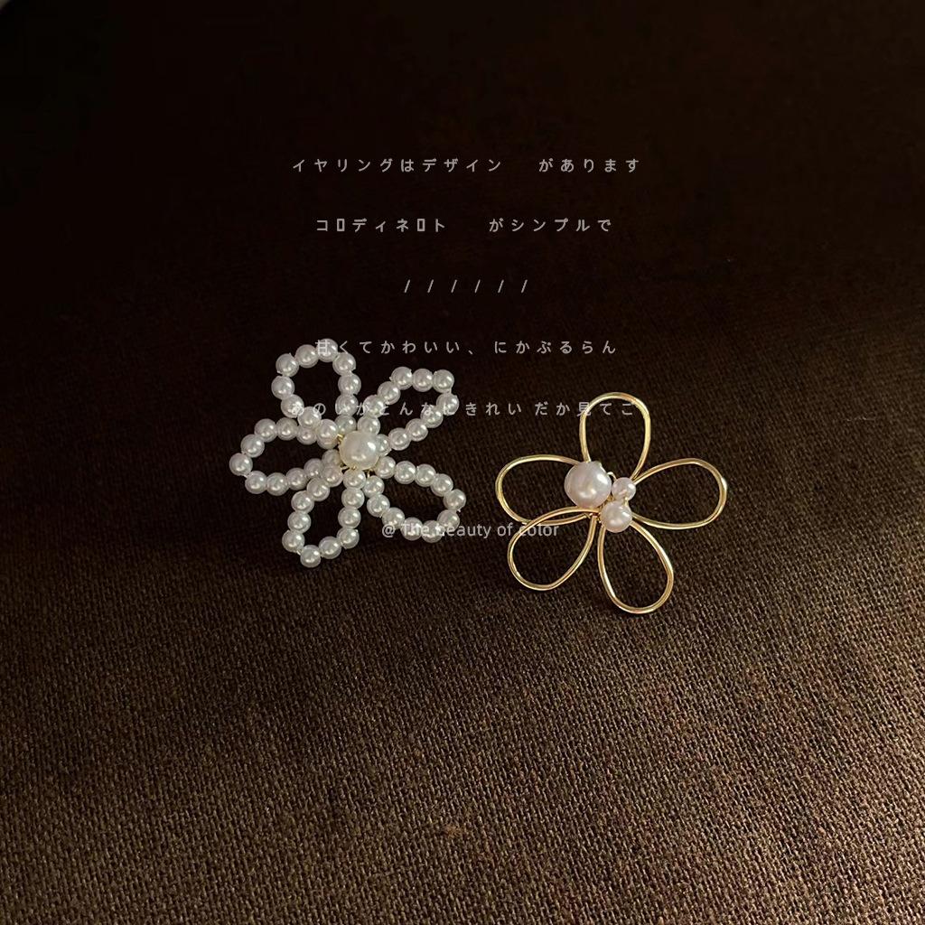 925 silver needle plated 14K real gold handmade asymmetrical AB flower stud earrings simple pearl earrings
925 silver needle plated 14K real gold handmade asymmetrical AB flower stud earrings simple pearl earrings