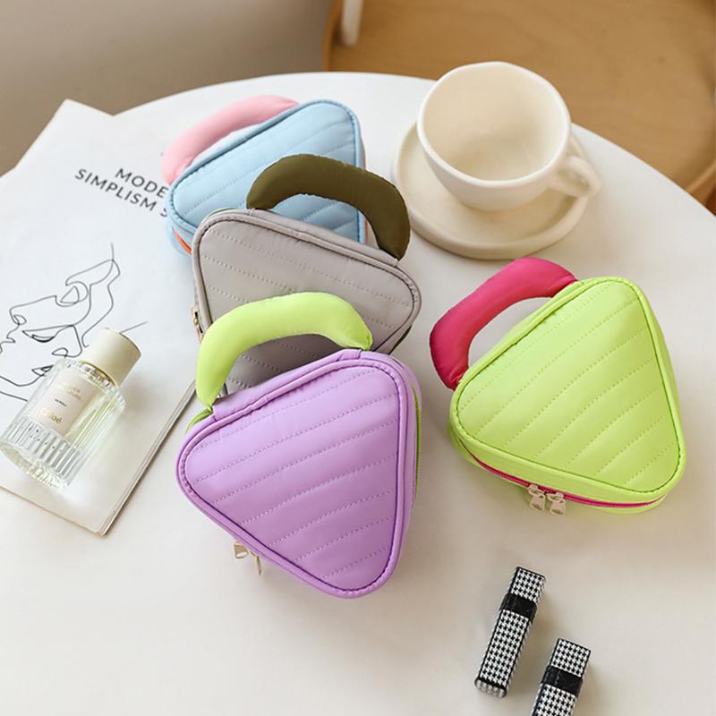 Мини треугольная квадратная косметичка для женщин на молнии дорожная косметичка для губной помады с маленькой подвеской нейлоновая косметичка для девочек 
Мини треугольная квадратная косметичка для женщин на молнии дорожная косметичка для губной помады с маленькой подвеской нейлоновая косметичка для девочек