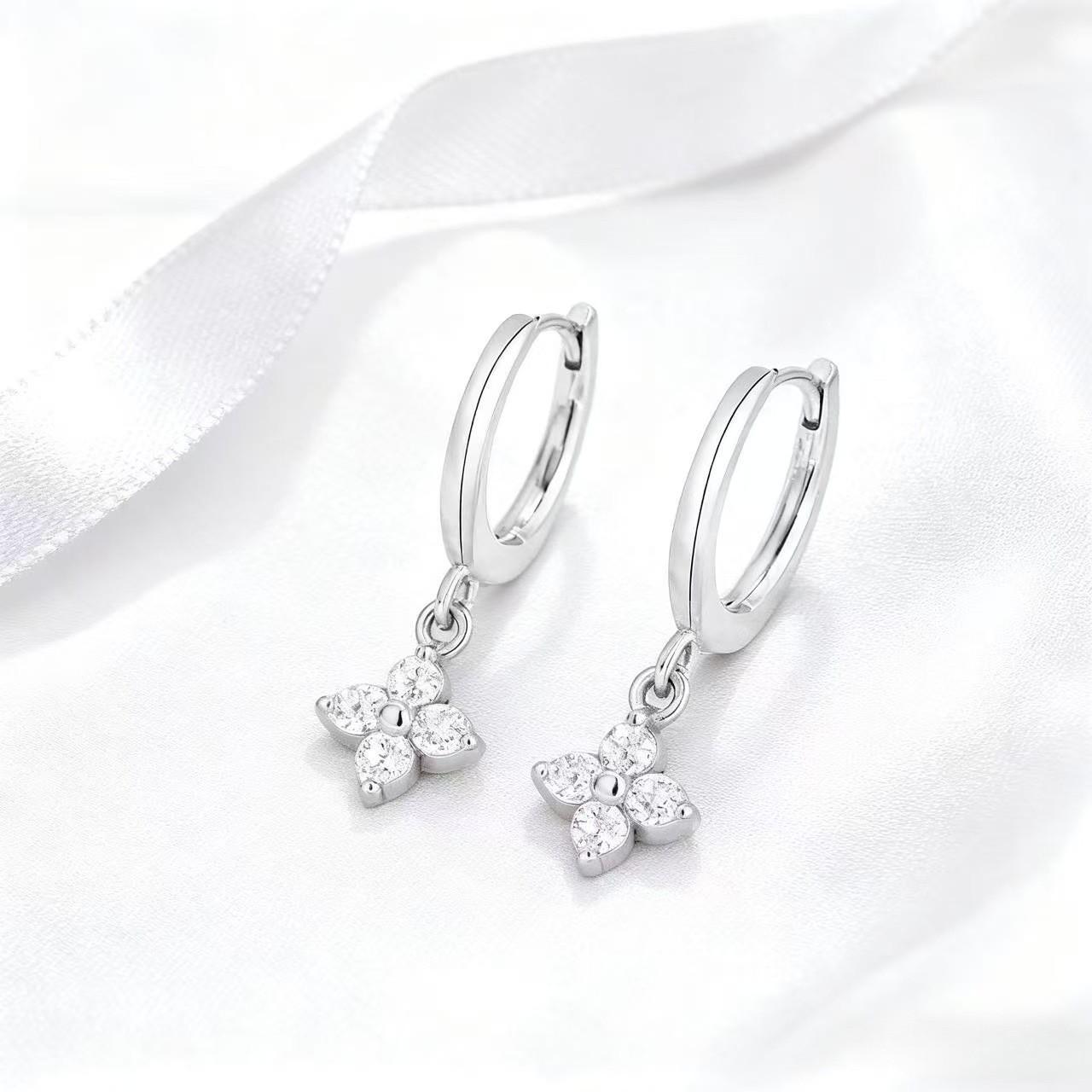 Fashion Design Four-Leaf Clover Zirconia Stud Earrings: Elegant, Simple, and Exquisite Academic Style for Women срібний
Fashion Design Four-Leaf Clover Zirconia Stud Earrings: Elegant, Simple, and Exquisite Academic Style for Women срібний