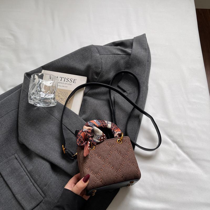 Small square bag simple diamond handbag autumn new retro elegant shoulder messenger bag
Small square bag simple diamond handbag autumn new retro elegant shoulder messenger bag