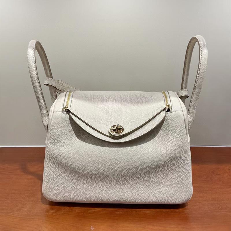 Factory direct sales 2024 new TOGO cowhide Lindi bag doctor bag leather bag one-shoulder portable mini medicine bag 26x14x18CM
Factory direct sales 2024 new TOGO cowhide Lindi bag doctor bag leather bag one-shoulder portable mini medicine bag 26x14x18CM