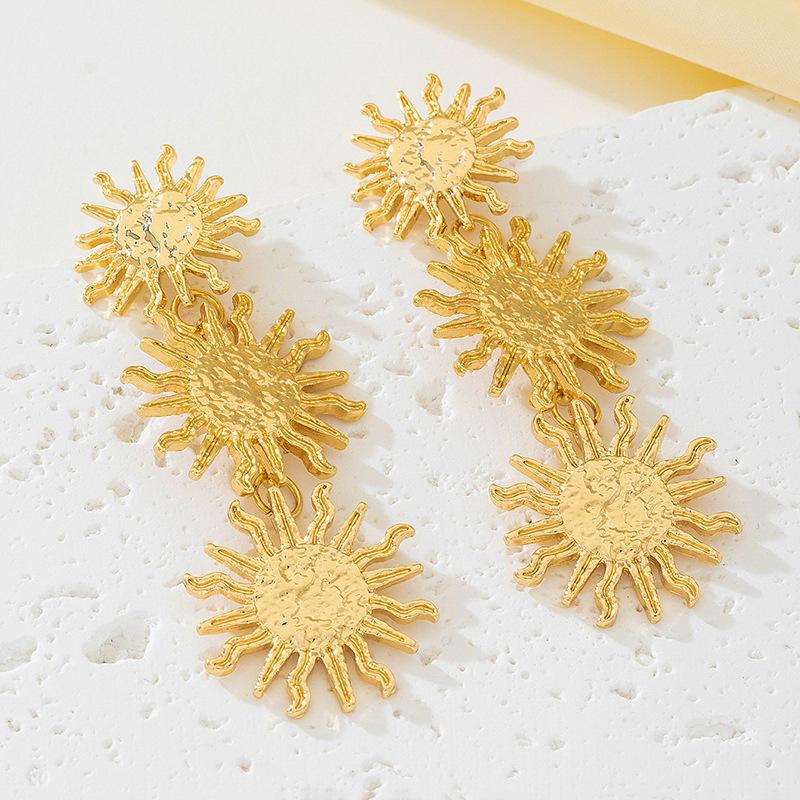 Retro Metal Sunflower Stud Earrings for Women Luxury Gold Color Three Sunflower Pendant Earring Fashion Beach Party Zircon Gift
Retro Metal Sunflower Stud Earrings for Women Luxury Gold Color Three Sunflower Pendant Earring Fashion Beach Party Zircon Gift