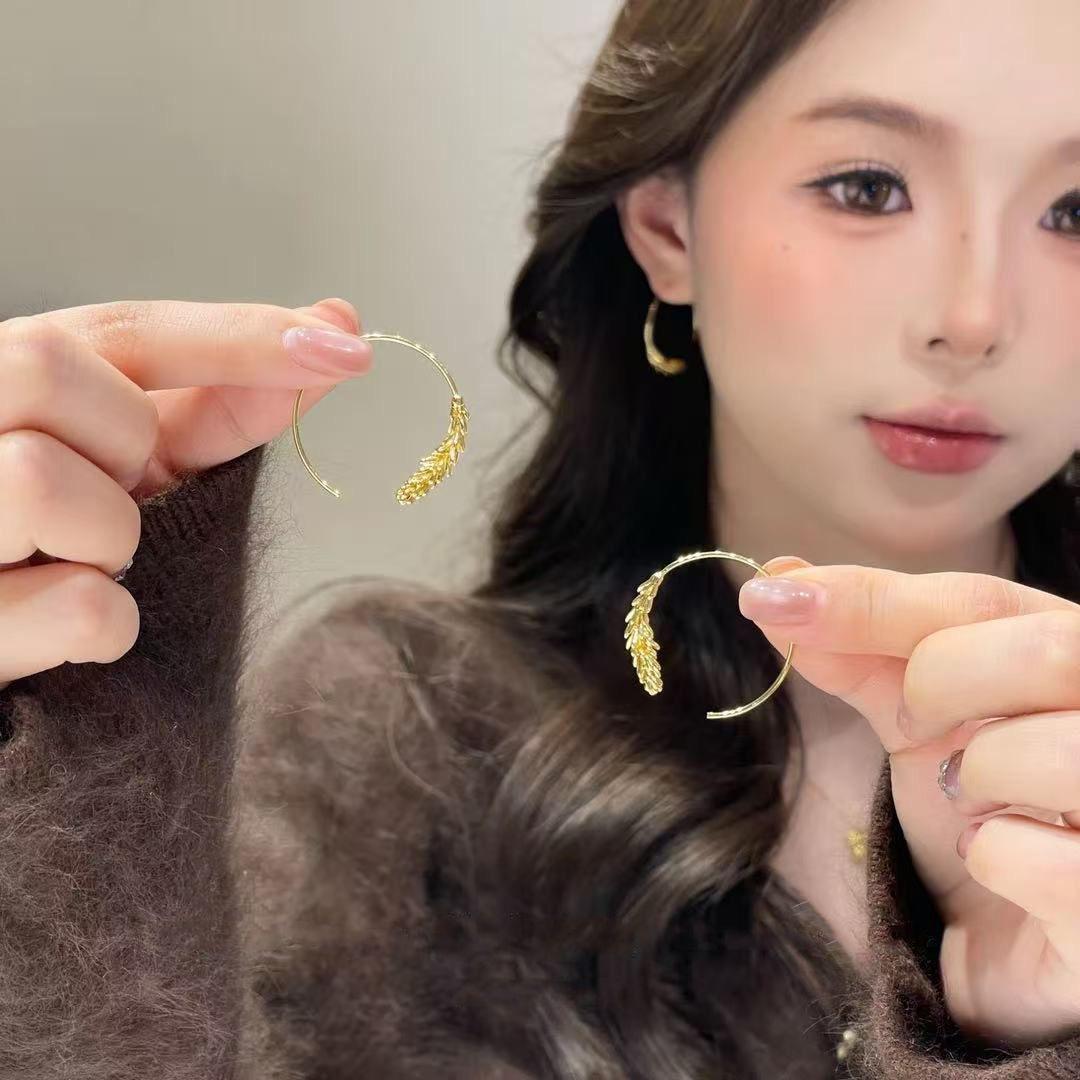 Wheat Style Hoop Earrings: Women s Elegant Design, Light Luxury Stud Accessories золотой
Wheat Style Hoop Earrings: Women s Elegant Design, Light Luxury Stud Accessories золотой