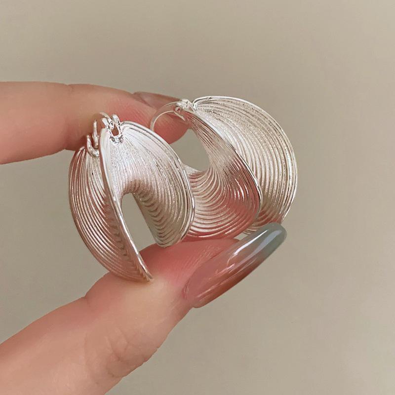 Европейско-американские ретро металлические серьги высокого класса: Нишевые, Простые, Модные Дизайнерские Серьги-Кольца
Европейско-американские ретро металлические серьги высокого класса: Нишевые, Простые, Модные Дизайнерские Серьги-Кольца