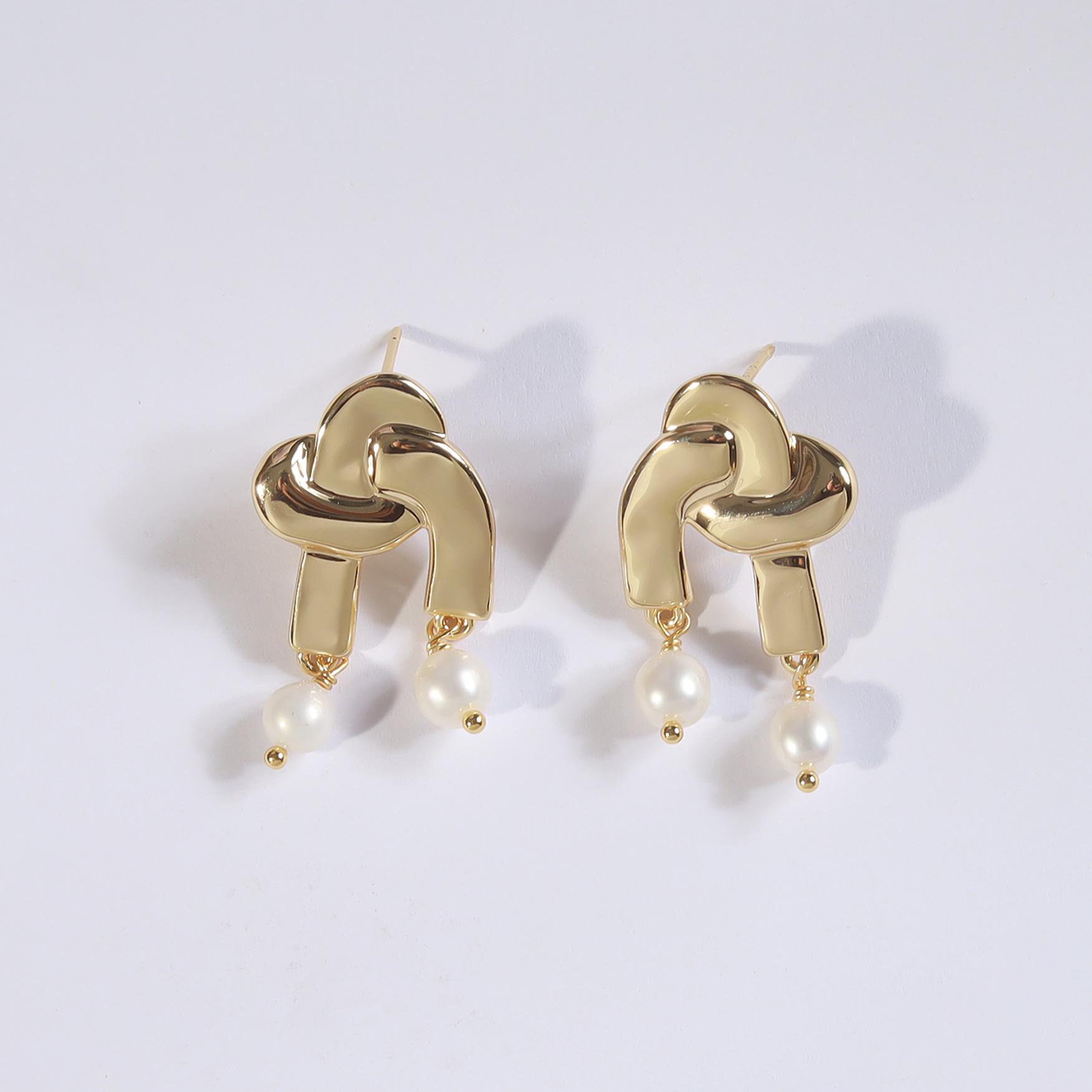 Copper plated K real gold natural pearl earrings sterling silver stud earrings niche high-end geometric personality design earrings
Copper plated K real gold natural pearl earrings sterling silver stud earrings niche high-end geometric personality design earrings