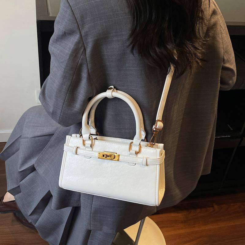 Новая ретро-сумка женская 2025 осень и зима модная сумка через плечо корейская версия трендовая сумка-мессенджер универсальная сумка подмышку
Новая ретро-сумка женская 2025 осень и зима модная сумка через плечо корейская версия трендовая сумка-мессенджер универсальная сумка подмышку