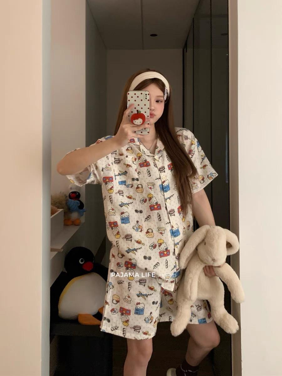 New full print Hello Kitty girl pajamas summer short-sleeved shorts cardigan two-piece set can be worn outside loungewear S
New full print Hello Kitty girl pajamas summer short-sleeved shorts cardigan two-piece set can be worn outside loungewear S
