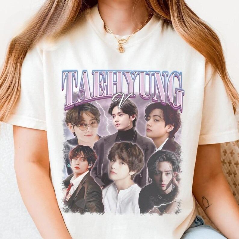 Летняя модная футболка 2026 V BTS Рубашка K-pop Идол Футболка Винтажный Стиль Фан-рубашка, Мерч V Подарок для ARMY, Фан-рубашка K-pop Идол Концерт Музыкальная Рубашка 4XL
Летняя модная футболка 2026 V BTS Рубашка K-pop Идол Футболка Винтажный Стиль Фан-рубашка, Мерч V Подарок для ARMY, Фан-рубашка K-pop Идол Концерт Музыкальная Рубашка 4XL
