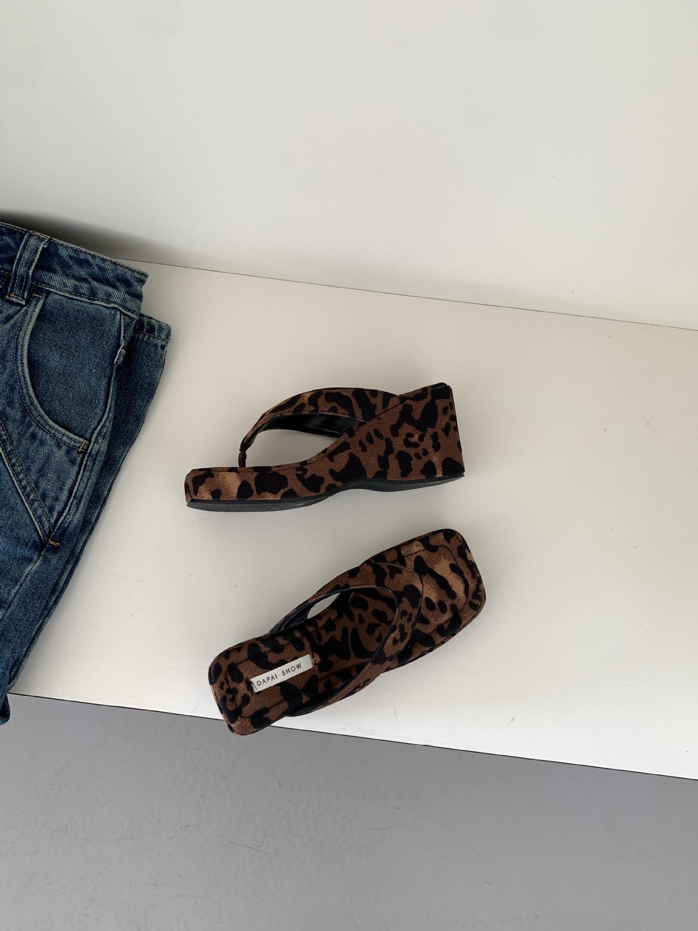 Versatile flip-flops toe slippers women s 2025 summer new European and American square head Internet celebrity sexy slope heel square head cool sl 39
Versatile flip-flops toe slippers women s 2025 summer new European and American square head Internet celebrity sexy slope heel square head cool sl 39