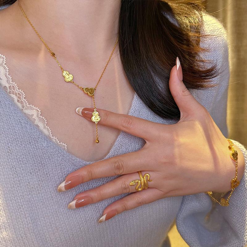 Beating effect gourd necklace new Chinese style retro temperament collarbone chain autumn and winter advanced sense necklace jewelry women
Beating effect gourd necklace new Chinese style retro temperament collarbone chain autumn and winter advanced sense necklace jewelry women