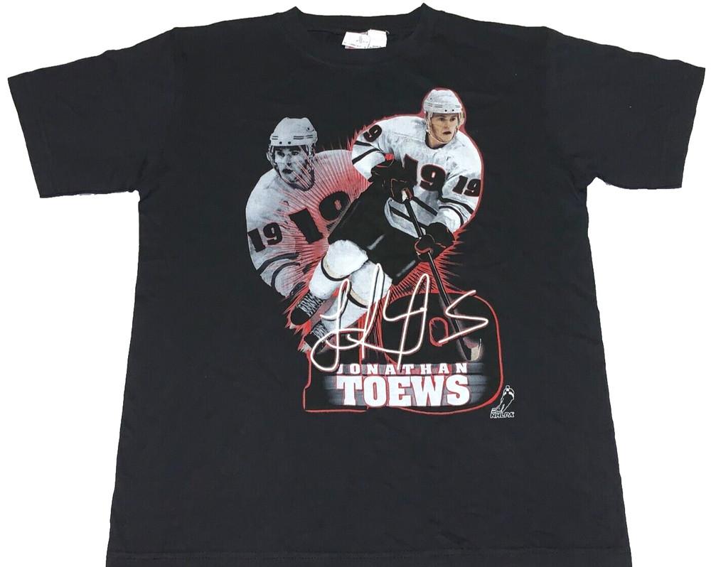 Vintage Jonathan Toews #19 Hockey Game Action NHLPA Black T-Shirt New! Youth LG Unisex T-Shirt XL
Vintage Jonathan Toews #19 Hockey Game Action NHLPA Black T-Shirt New! Youth LG Unisex T-Shirt XL