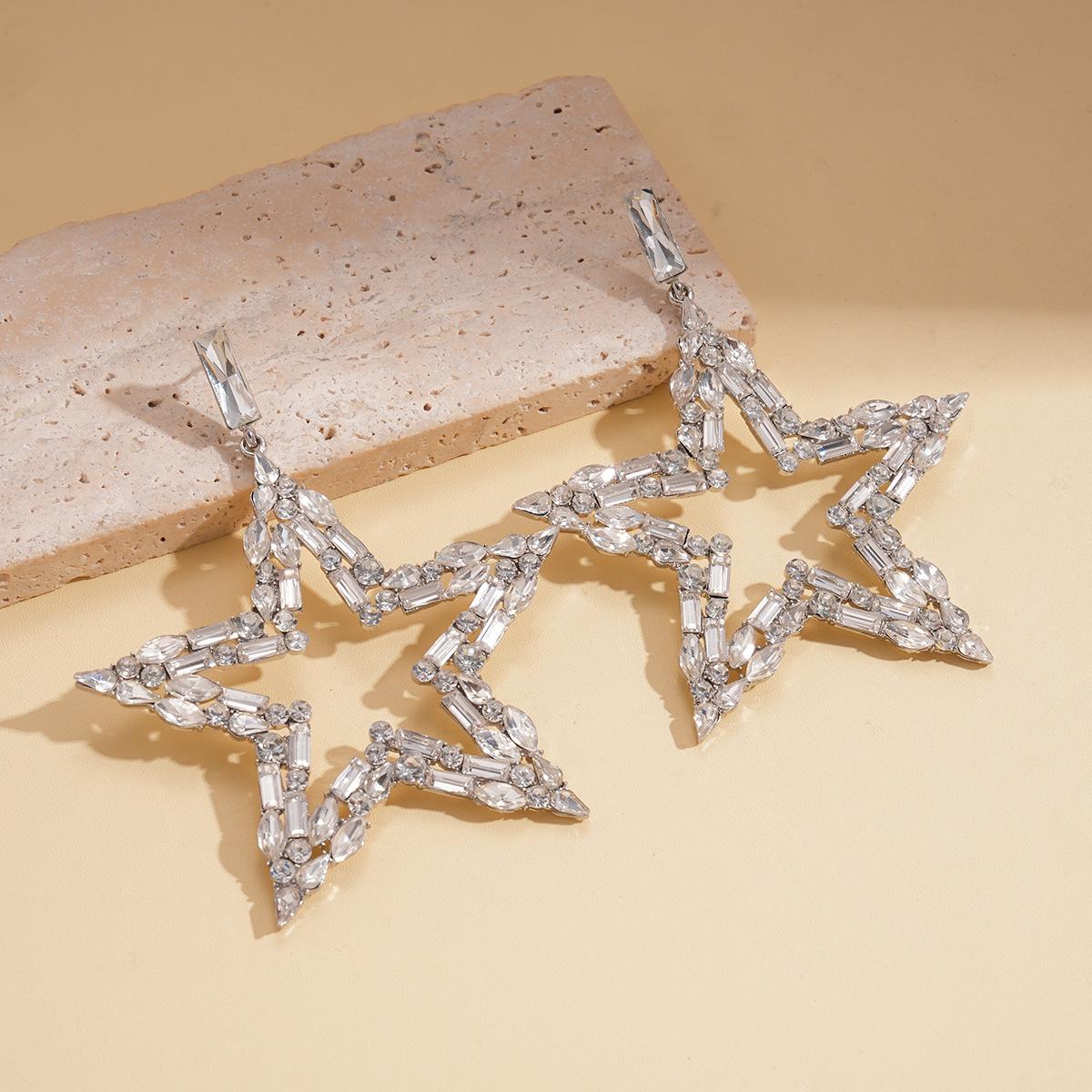 Exaggerated diamond-set hollow five-pointed star earrings, personalized wind heavy industry exquisite earrings
Exaggerated diamond-set hollow five-pointed star earrings, personalized wind heavy industry exquisite earrings
