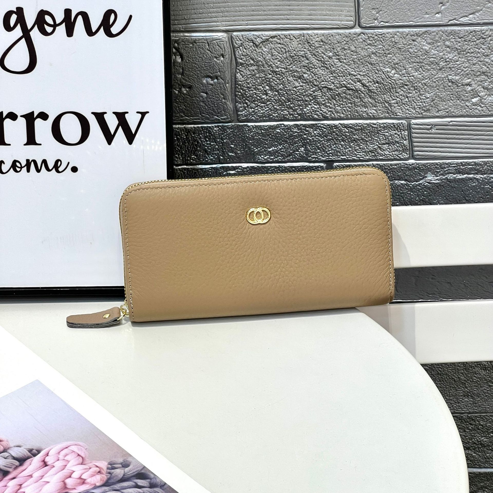 Cowhide Women s Wallet, Clutch Bag, Long Style. абрикосовий
Cowhide Women s Wallet, Clutch Bag, Long Style. абрикосовий