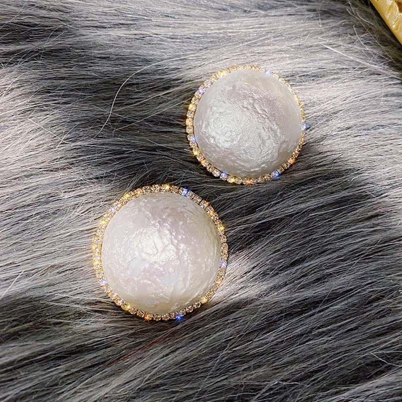 South Korea s new geometric simple crack sponge pearl earrings personalized mermaid Ji big pearl versatile earrings
South Korea s new geometric simple crack sponge pearl earrings personalized mermaid Ji big pearl versatile earrings