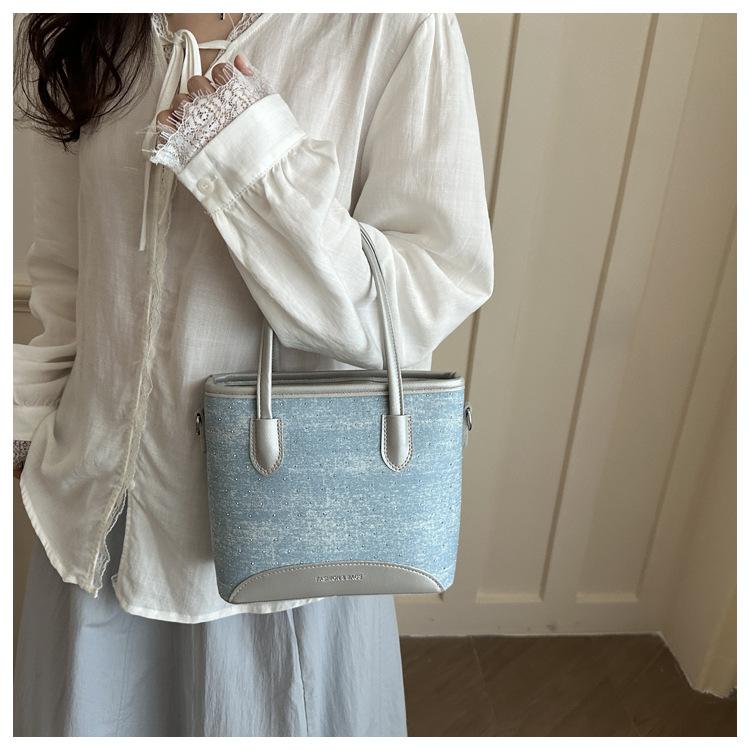 Handheld Tote Bag, Stylish Bucket Bag, Casual Commuting Single-shoulder Crossbody Bag without pendant срібний
Handheld Tote Bag, Stylish Bucket Bag, Casual Commuting Single-shoulder Crossbody Bag without pendant срібний