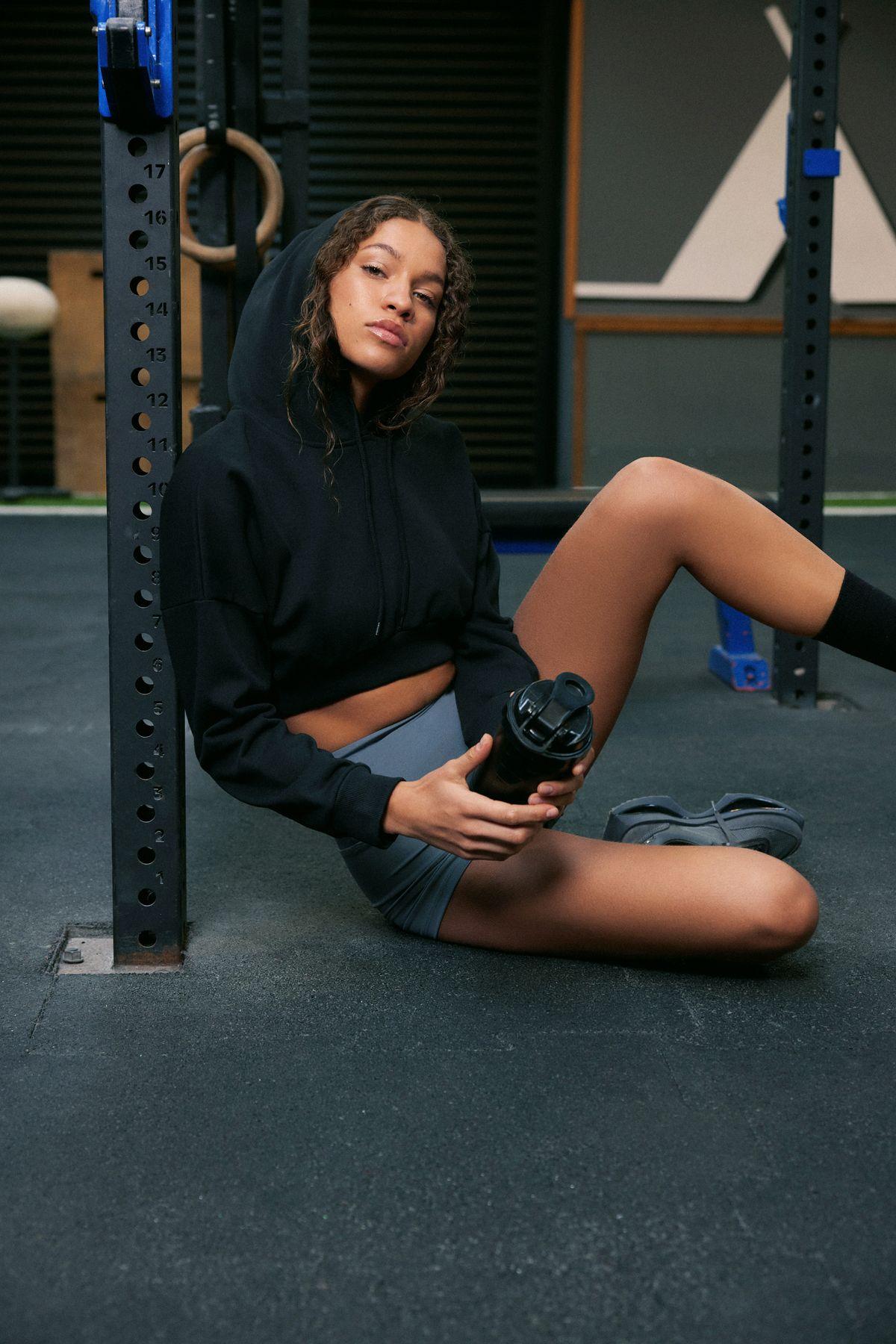 Women s Fashionable Stylish Sweatshirt Black Cotton Crop Hooded Fleece Inside Knitted Sports Sweatshirt L
Women s Fashionable Stylish Sweatshirt Black Cotton Crop Hooded Fleece Inside Knitted Sports Sweatshirt L