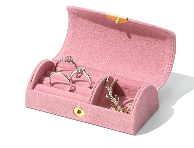 Exquisite Mini Jewelry Box Portable Storage Bag High Value Organizer for Rings Necklaces Earrings Elegant Travel Friendly Case рожевий
Exquisite Mini Jewelry Box Portable Storage Bag High Value Organizer for Rings Necklaces Earrings Elegant Travel Friendly Case рожевий