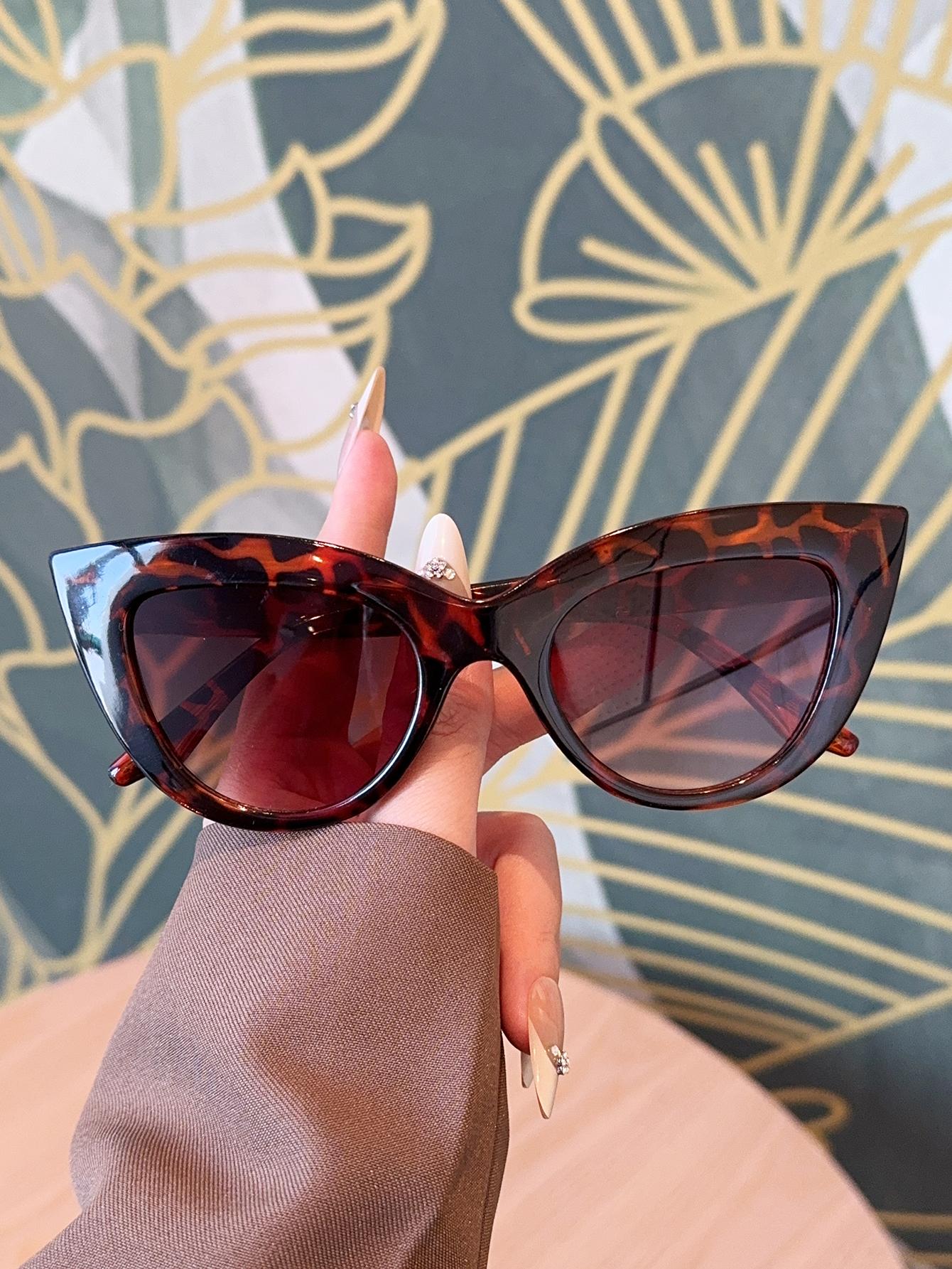 1Pc Cat-Eye Fashion Sunglasses Fashion Accessories Retro Basic Style Single Item Glasses Suitable for Parties
1Pc Cat-Eye Fashion Sunglasses Fashion Accessories Retro Basic Style Single Item Glasses Suitable for Parties