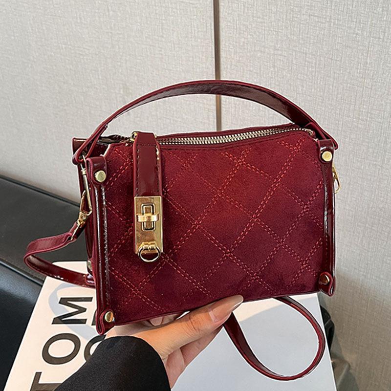 Suede bag women s autumn and winter new niche one-shoulder messenger bag high-end diamond pillow bag красный
Suede bag women s autumn and winter new niche one-shoulder messenger bag high-end diamond pillow bag красный