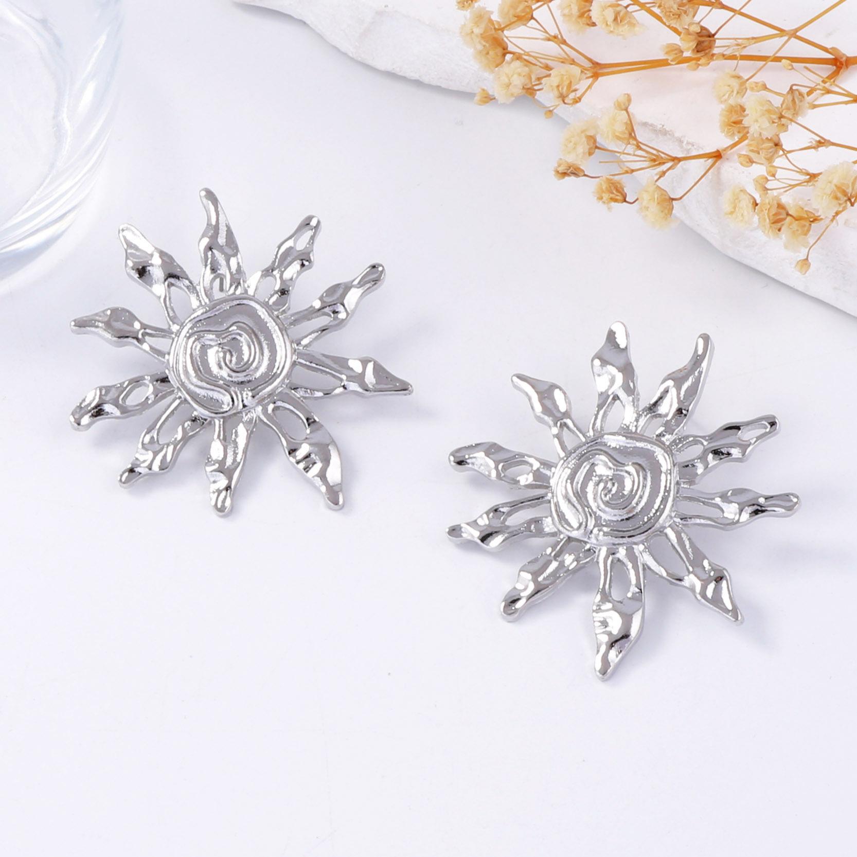 Персонализированные, трендовые, в стиле ретро и холодном, с высоким чувством дизайна, серьги-гвоздики в виде солнца из сплава, повседневные и универсальные серьги
Персонализированные, трендовые, в стиле ретро и холодном, с высоким чувством дизайна, серьги-гвоздики в виде солнца из сплава, повседневные и универсальные серьги