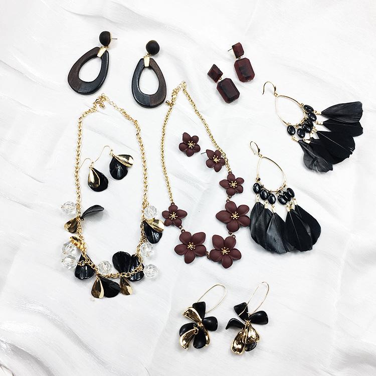 Mystery Jewelry Set: Surprise Stud Earrings, Necklace, Ring, Bracelet, Bangle, and Anklet - Unique 3+1 Random Pieces
Mystery Jewelry Set: Surprise Stud Earrings, Necklace, Ring, Bracelet, Bangle, and Anklet - Unique 3+1 Random Pieces