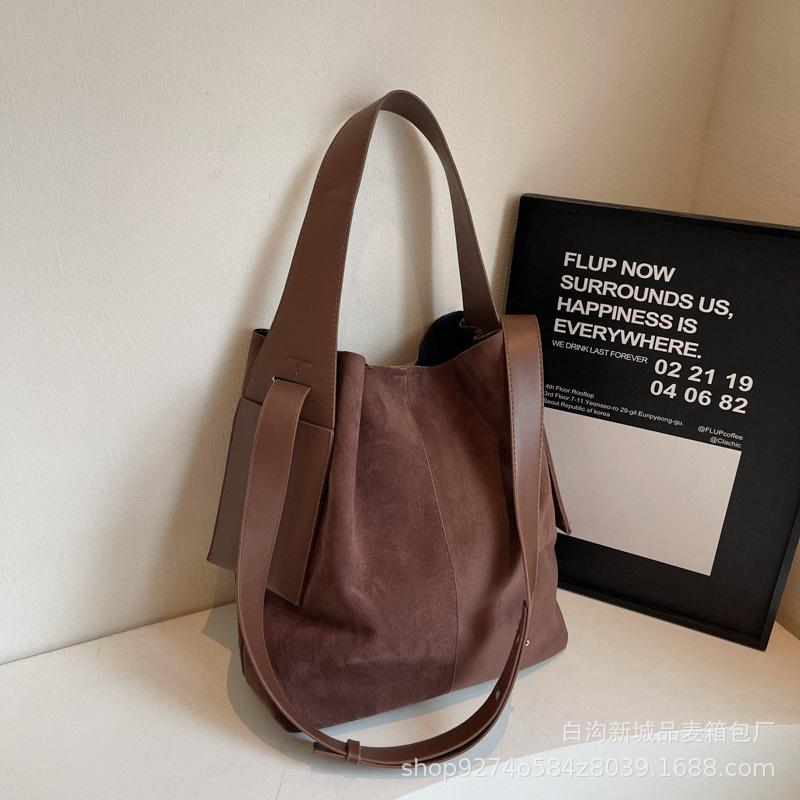 Large capacity suede commuter big bag women 2025 new trendy fashion versatile manufacturer messenger bucket bag
Large capacity suede commuter big bag women 2025 new trendy fashion versatile manufacturer messenger bucket bag