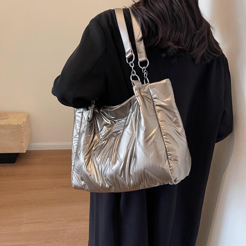 Simple and versatile large-capacity bag women s 2025 new autumn and winter fashion pleated tote bag niche commuter shoulder bag 38*13*26 чёрный
Simple and versatile large-capacity bag women s 2025 new autumn and winter fashion pleated tote bag niche commuter shoulder bag 38*13*26 чёрный