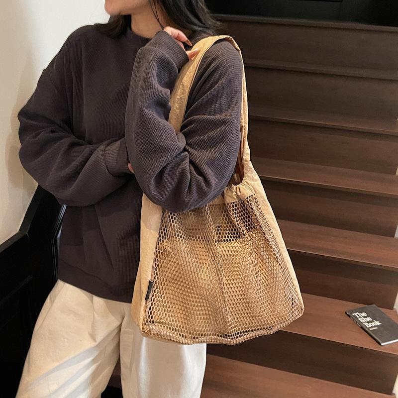 Hollow nylon bag women s summer new vacation lightweight tote bag large capacity shoulder mother and child bag чёрный
Hollow nylon bag women s summer new vacation lightweight tote bag large capacity shoulder mother and child bag чёрный