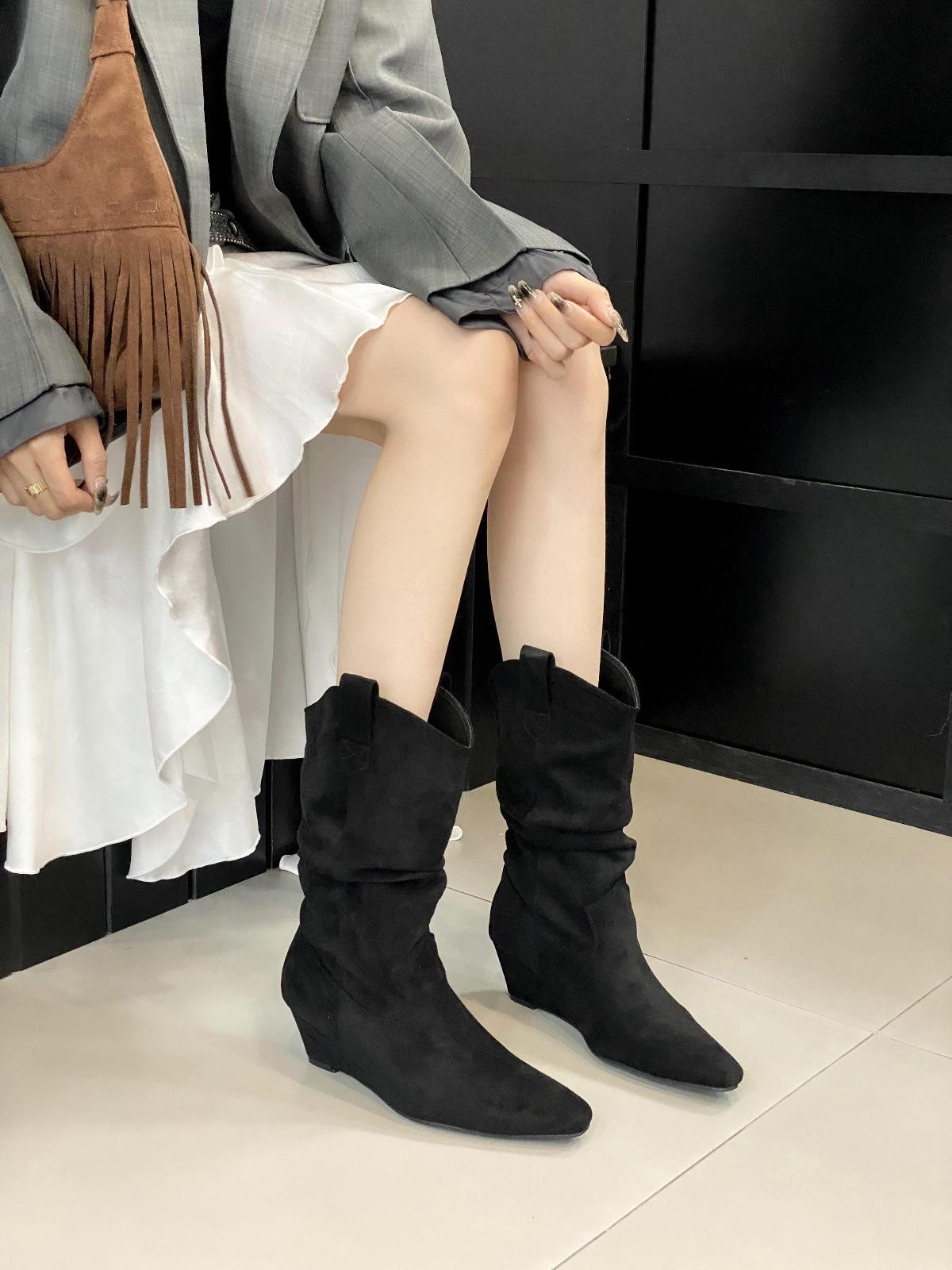 2025 autumn and winter new pointed wedge heel middle heel pleated piled boots European and American fashion inner heel short boots women s shoes 35
2025 autumn and winter new pointed wedge heel middle heel pleated piled boots European and American fashion inner heel short boots women s shoes 35