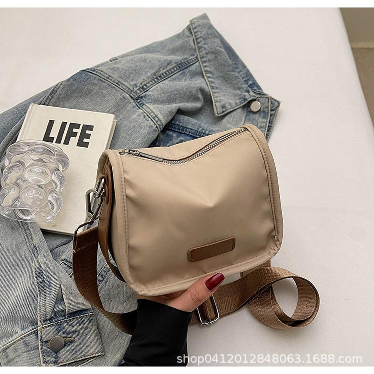 Маленькая сумка женская универсальная 2025 новая мода ретро холщовая сумка-мессенджер женская рабочая маленькая квадратная сумка портативная плечевая хаки
Маленькая сумка женская универсальная 2025 новая мода ретро холщовая сумка-мессенджер женская рабочая маленькая квадратная сумка портативная плечевая хаки