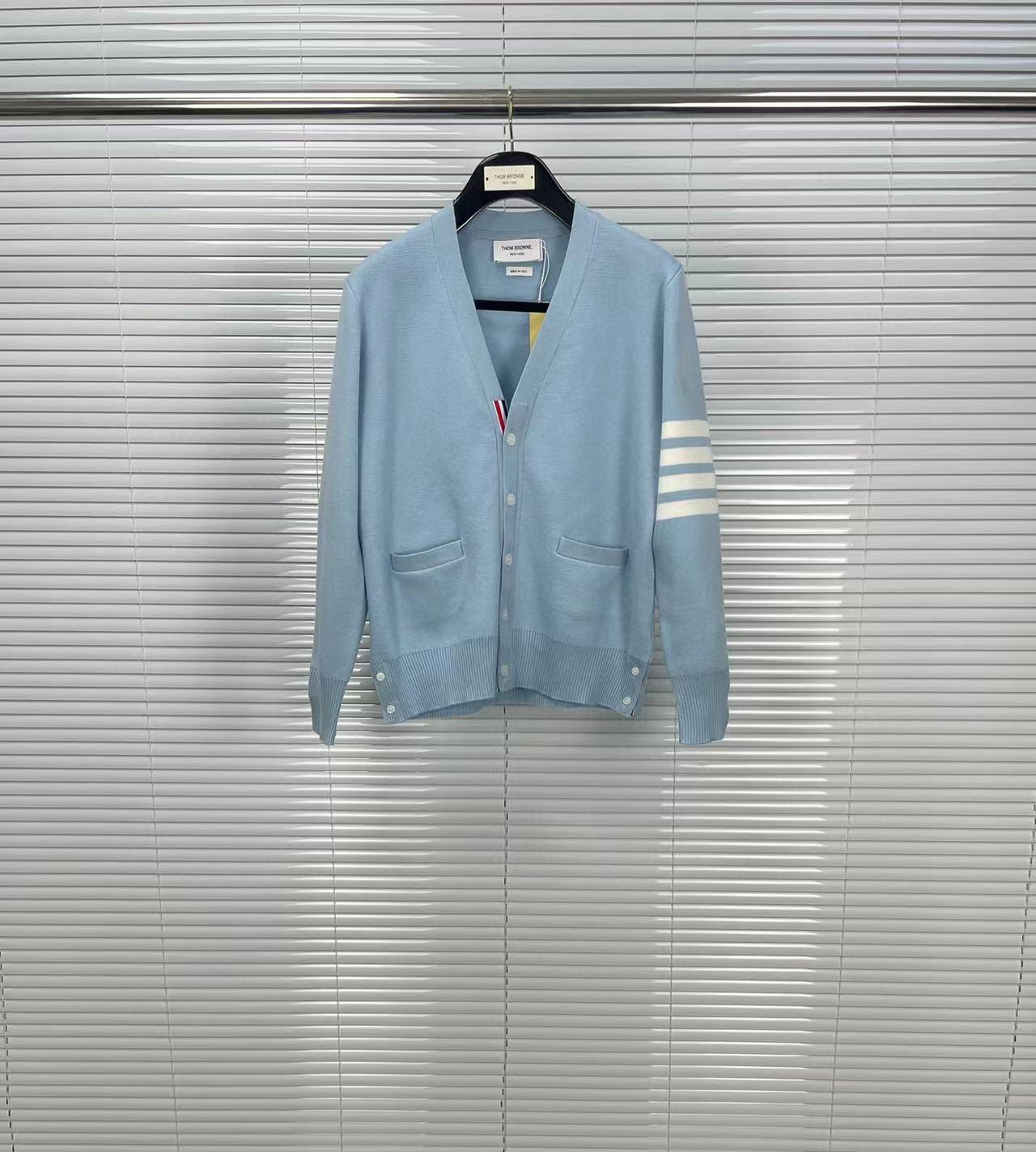 V-Neck Wool Macaron Cardigan: Unisex British College Style Sweater Medium дитини синього кольору
V-Neck Wool Macaron Cardigan: Unisex British College Style Sweater Medium дитини синього кольору