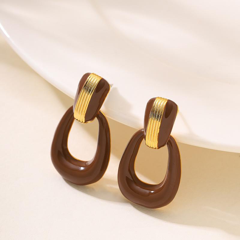 French gentle temperament small fragrant wind drop glaze geometric texture earrings light luxury elegant high sense niche exquisite earrings
French gentle temperament small fragrant wind drop glaze geometric texture earrings light luxury elegant high sense niche exquisite earrings