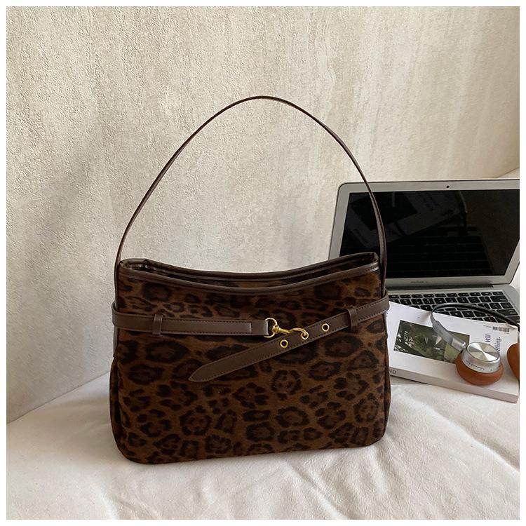 Leopard print bag women s large-capacity winter leisure shoulder bag high-value simple commuter tote bag леопард друку кольору
Leopard print bag women s large-capacity winter leisure shoulder bag high-value simple commuter tote bag леопард друку кольору