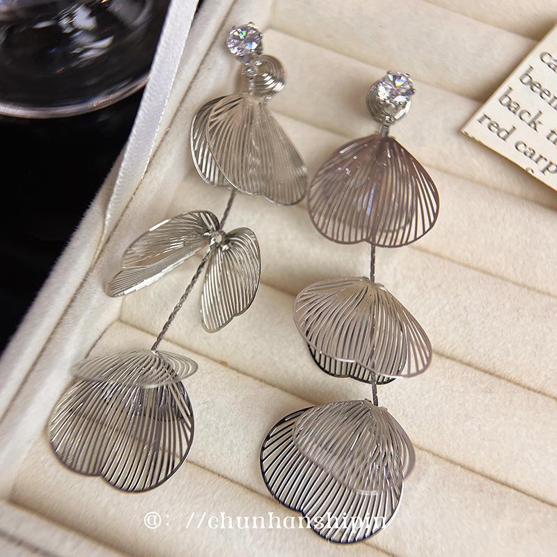 Mosquito coil disc ear clips~ Silver flower fringed earrings, exaggerated high-end sense, light luxury, unique earrings,earrings without earholes
Mosquito coil disc ear clips~ Silver flower fringed earrings, exaggerated high-end sense, light luxury, unique earrings,earrings without earholes