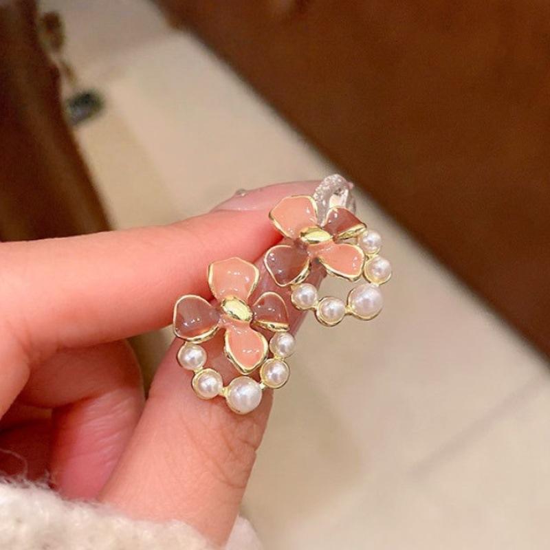 Super fairy versatile drop glaze gardenia stud earrings Korean sweet temperament flower earrings niche ear jewelry коричневий
Super fairy versatile drop glaze gardenia stud earrings Korean sweet temperament flower earrings niche ear jewelry коричневий