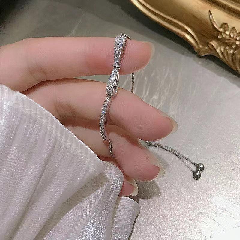 Hui Zhi Yi 2023 Silver Bow Bracelet: Stylish Gift for Girlfriend, European & American Versatile Design Adjustable
Hui Zhi Yi 2023 Silver Bow Bracelet: Stylish Gift for Girlfriend, European & American Versatile Design Adjustable