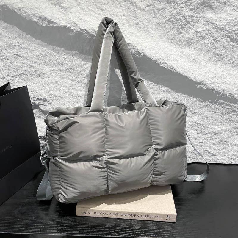 Large capacity cotton clothing handbag women s 2025 new fashion shoulder bag European and American popular versatile messenger bag 42.5*13.5*28 сірий колір
Large capacity cotton clothing handbag women s 2025 new fashion shoulder bag European and American popular versatile messenger bag 42.5*13.5*28 сірий колір