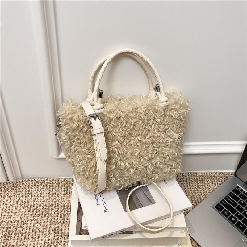 Осенне-зимняя плюшевая сумка корейская версия трендовая модная сумка-мессенджер 2025 новая сумка на плечо в иностранном стиле повседневная портативная шерстяная сумка хаки
Осенне-зимняя плюшевая сумка корейская версия трендовая модная сумка-мессенджер 2025 новая сумка на плечо в иностранном стиле повседневная портативная шерстяная сумка хаки