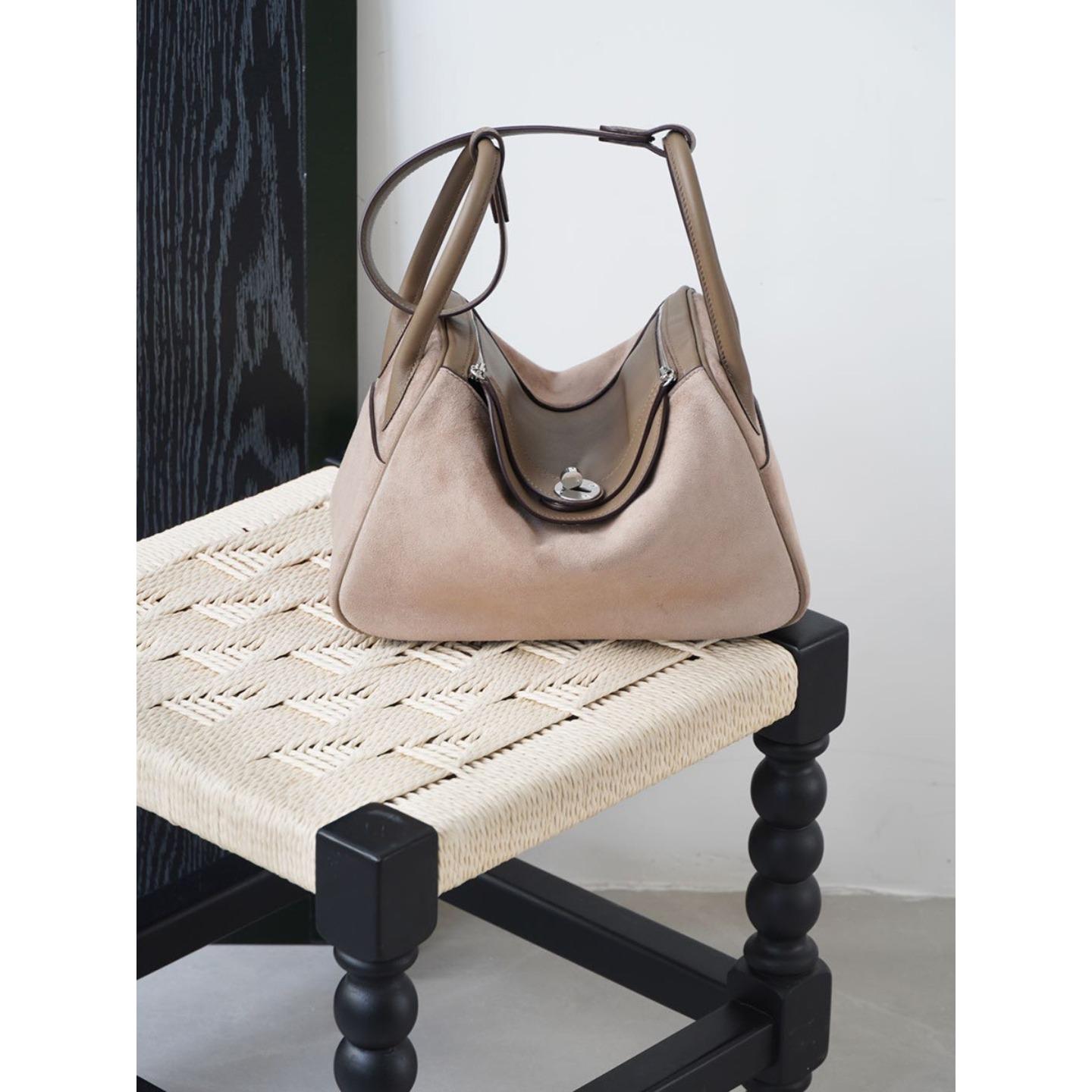 European and American retro all-steel hardware hand-sewn LD bag swift leather pillow doctor bag shoulder bag women 19*9*12cm
European and American retro all-steel hardware hand-sewn LD bag swift leather pillow doctor bag shoulder bag women 19*9*12cm